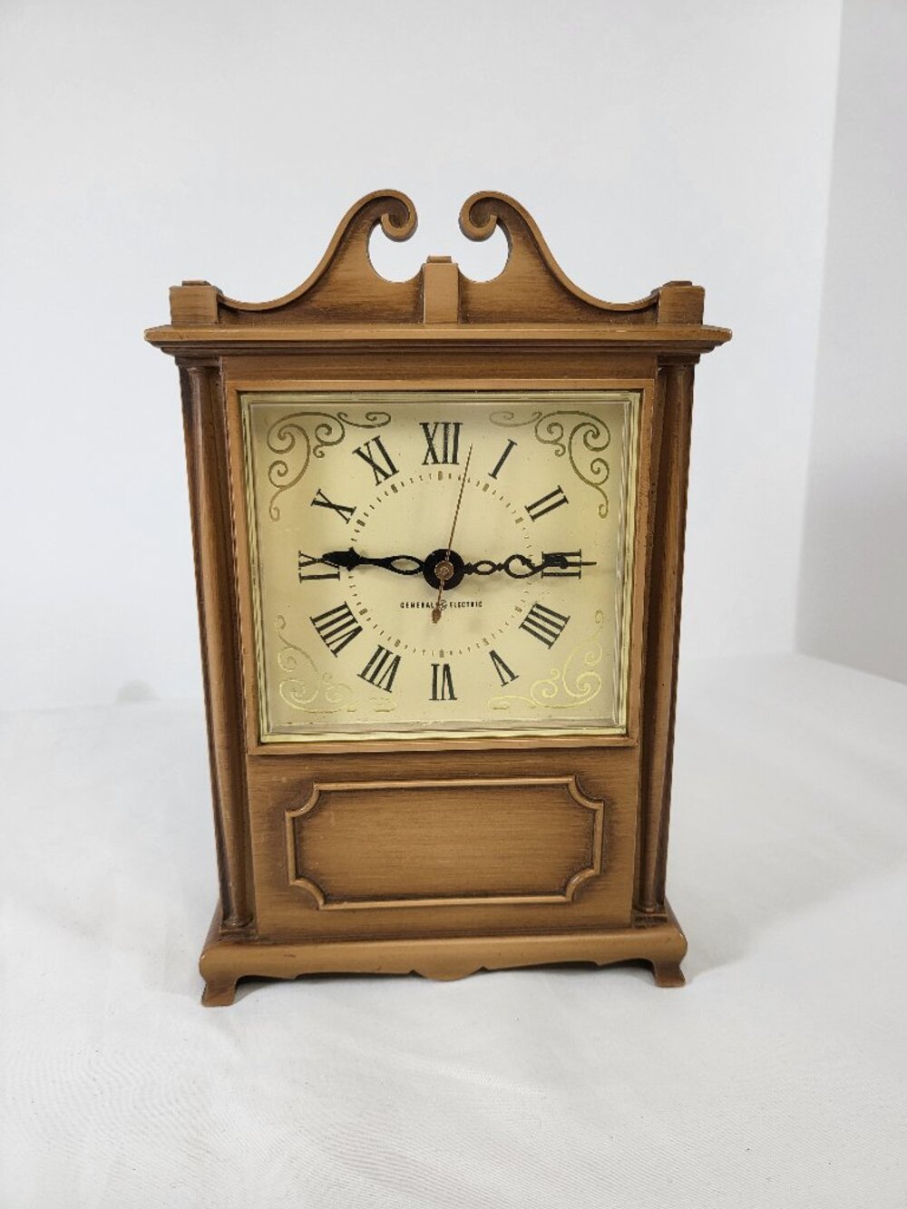 Vintage GE General Electric Wooden Mantel Clock, Roman Numerals,‎ Model 8101